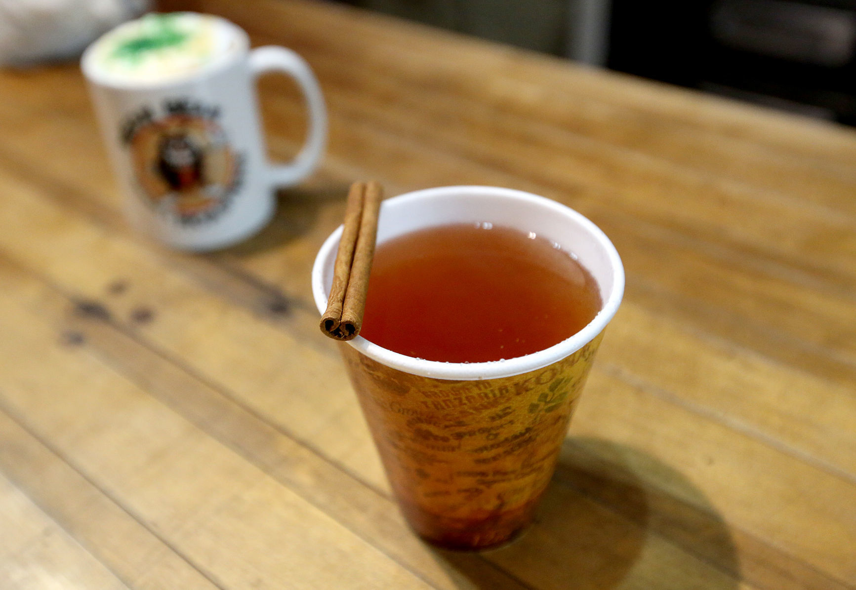 A hot spiced-apple cider at Mean Bean Roasters in Galena, Ill., on Monday, Nov. 26, 2018.    PHOTO CREDIT: JESSICA REILLY