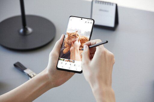 Samsung’s next crop of smartphones will boast bigger screens, better cameras and longer-lasting batteries at lower prices than than last year’s lineup that came out just before the pandemic toppled the economy.  PHOTO CREDIT: HONS