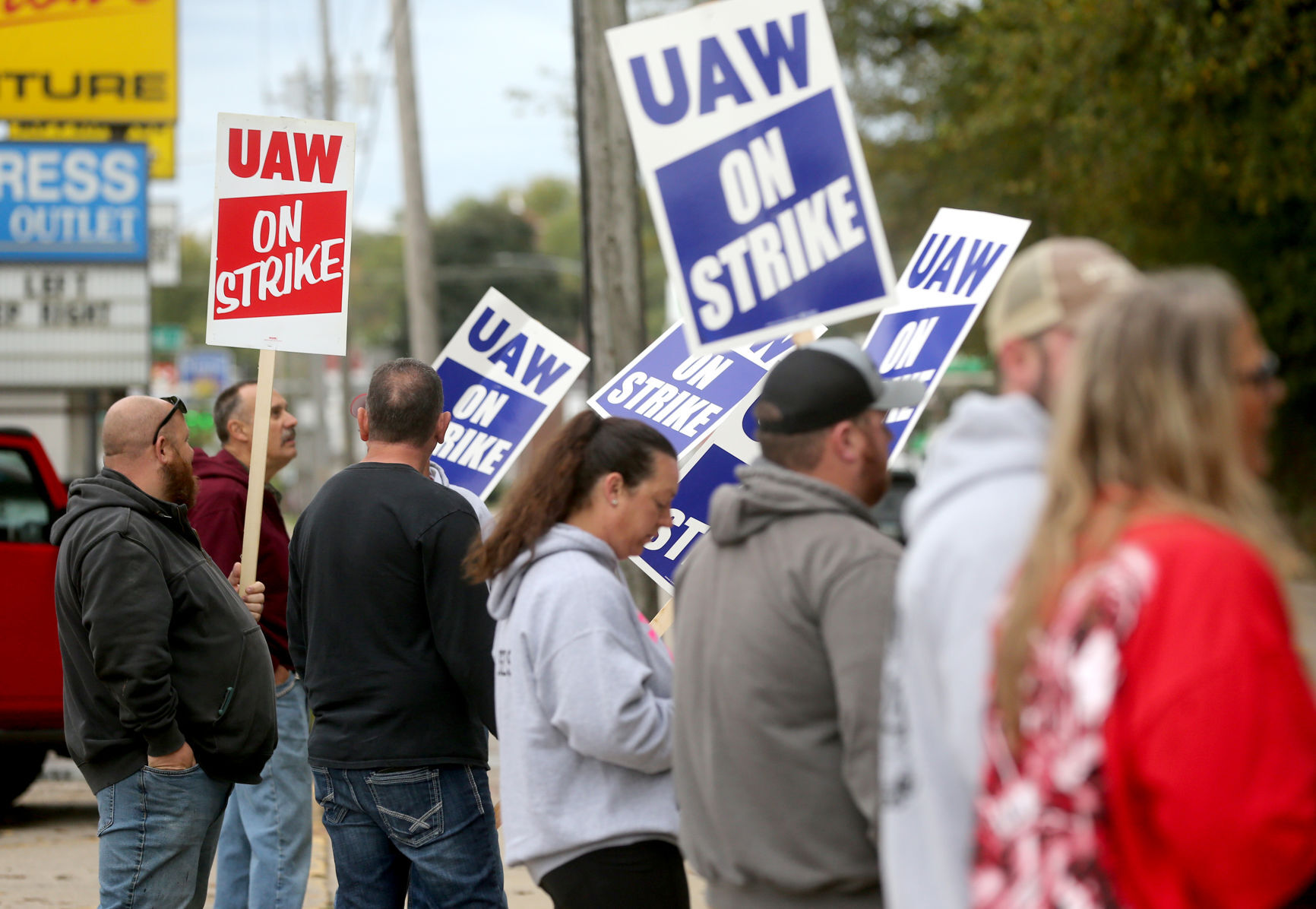 John Deere Dubuque Works union employees picket outside UAW Local 94 in Dubuque on Thursday, Oct. 14, 2021.    PHOTO CREDIT: JESSICA REILLY