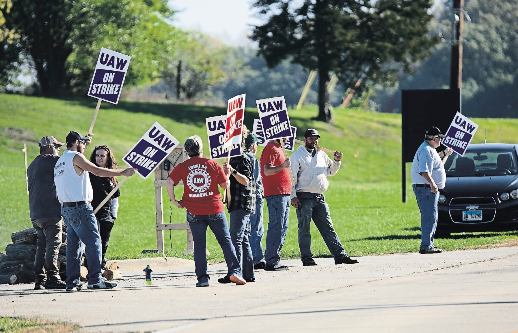 John Deere Dubuque Works union employees picket outside the west entrance to the plant on Oct. 19.    PHOTO CREDIT: Stephen Gassman