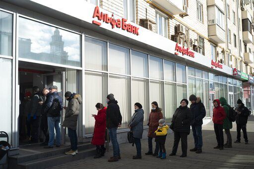 Russians flocked to banks and ATMs shortly after Russia launched an attack on Ukraine and the West announced crippling sanctions.    PHOTO CREDIT: UGC