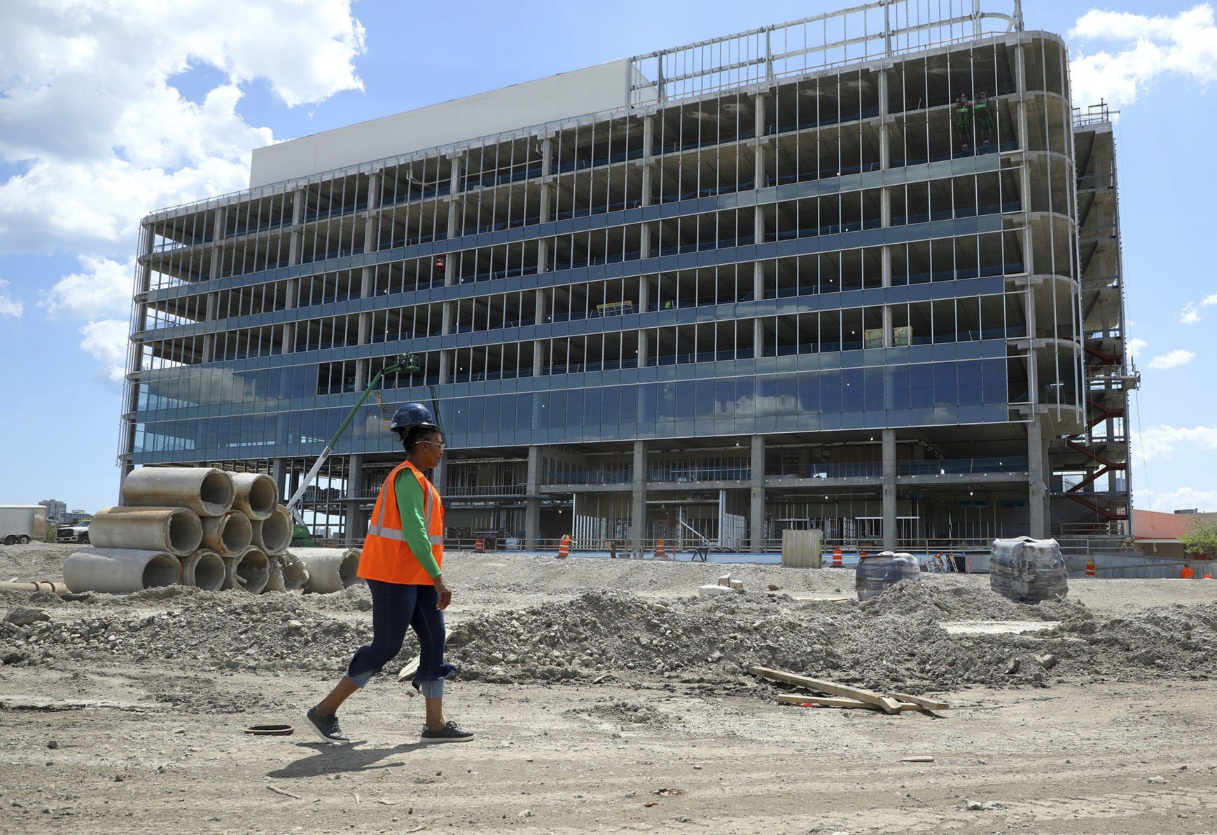 Dr. Suzet McKinney, who leads developer Sterling Bay’s life sciences division, walks in front of the ALLY building at the Lincoln Yards site. Several Chicago developers are building facilities to promote life sciences work.    PHOTO CREDIT: Tribune News Service