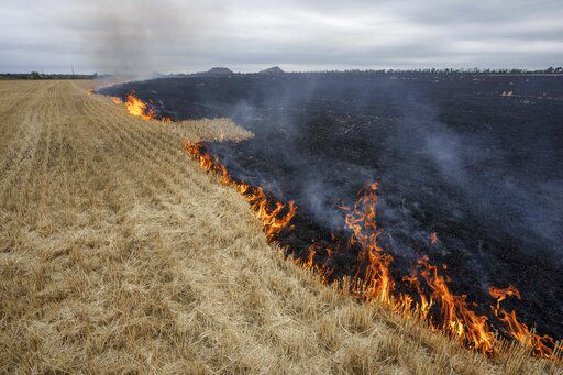 Grain fields burn, on the outskirts of Kurakhove, Donetsk Oblast, eastern Ukraine, Thursday, July 21, 2022. (AP Photo/Nariman El-Mofty)    PHOTO CREDIT: Nariman El-Mofty