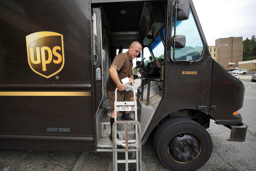 United Parcel Service said today it plans to hire more than 100,000 extra workers to help handle an increase in packages during the critical holiday season. That’s similar to the holiday seasons of 2021 and 2020.     PHOTO CREDIT: Gene J. Puskar