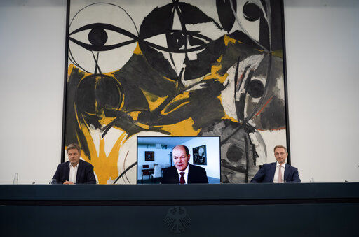 German Chancellor Olaf Scholz, center, Economy and Climate Minister Robert Habeck, left, and Finance Minister Christian Lindner, right, brief the media during a news conference about the energy supply situation in Germany at the chancellery in Berlin, Germany, Thursday, Sept. 29, 2022. Scholz appears via videolink as he is in quarantine for coronavirus. (AP Photo/Markus Schreiber)    PHOTO CREDIT: Markus Schreiber