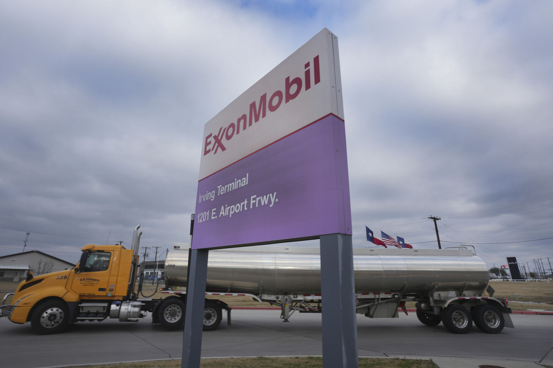 <p>A tanker pulls into an ExxonMobil fuel storage and distribution facility in Irving, Texas, Wednesday, Jan. 25, 2023. ExxonMobil reports their earnings Tuesday, Jan. 31. (AP Photo/LM Otero)</p>   PHOTO CREDIT: LM Otero 