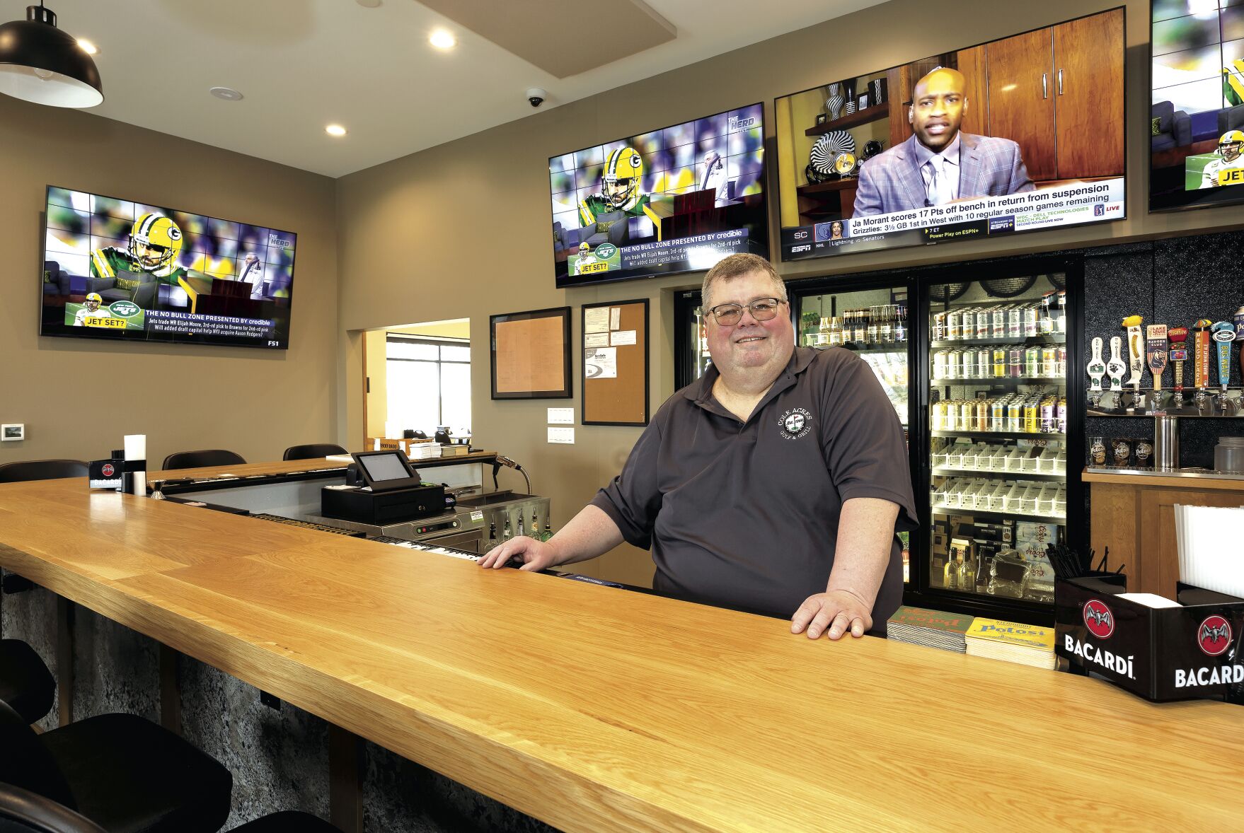 General Manager Dan Bowden stands behind the bar at Cole Acres Golf and Grill in Cuba City, Wis.    PHOTO CREDIT: Stephen Gassman