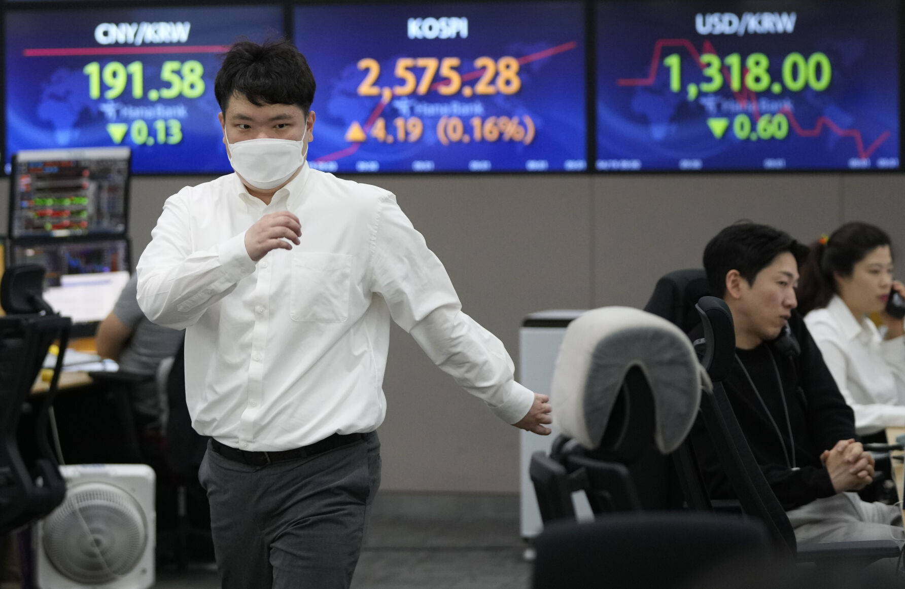 <p>A currency trader passes by screens showing the Korea Composite Stock Price Index (KOSPI), top center, and the foreign exchange rate between U.S. dollar and South Korean won, top right, at the foreign exchange dealing room of the KEB Hana Bank headquarters in Seoul, South Korea, Wednesday, April 19, 2023. Asian shares were trading mixed Wednesday, as investors took a wait-and-see attitude ahead of earnings reports and possible moves by central banks. (AP Photo/Ahn Young-joon)</p>   PHOTO CREDIT: Ahn Young-joon - staff, AP