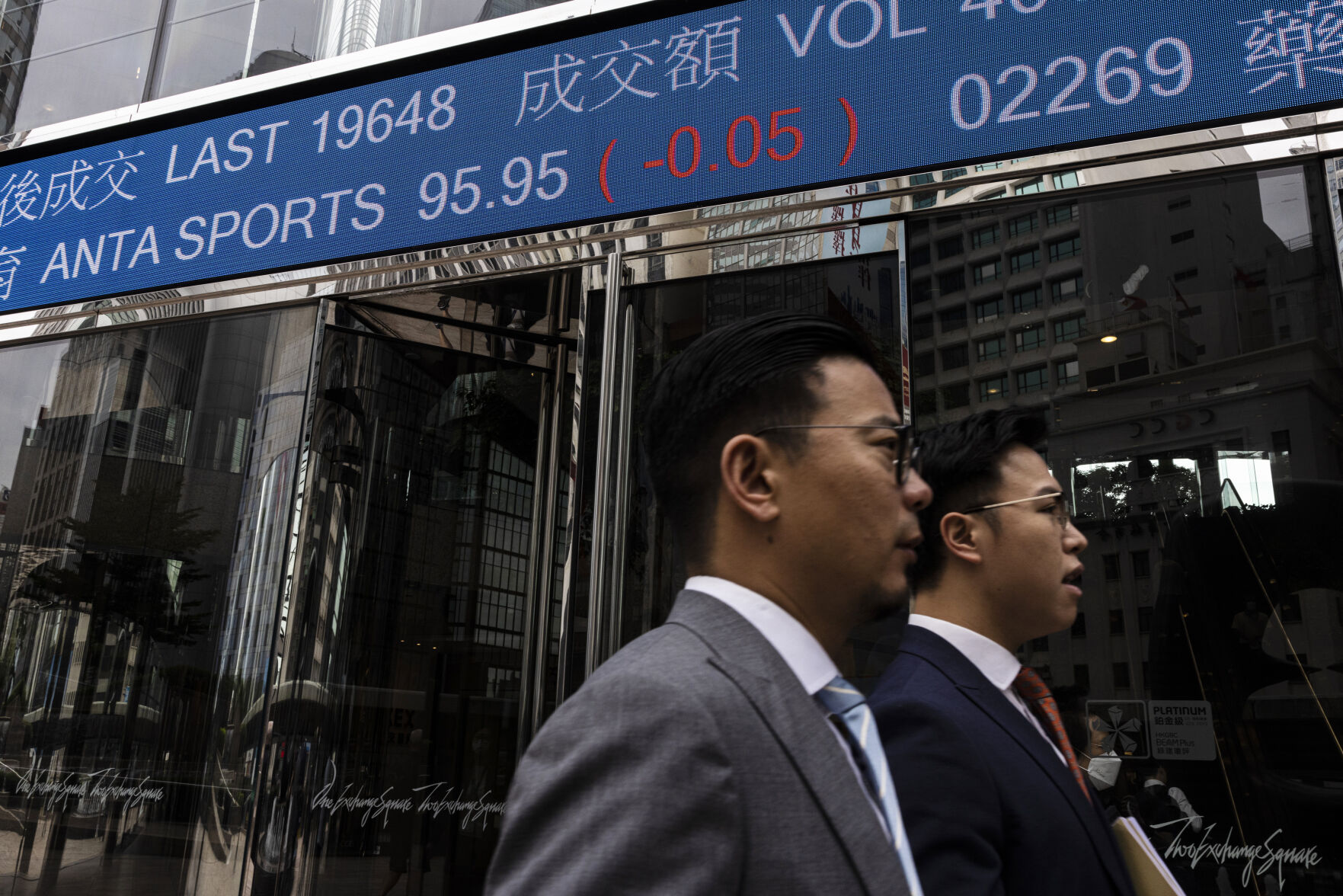 <p>Pedestrians pass by the Hong Kong Stock Exchange electronic screen in Hong Kong, Wednesday, April 26, 2023. Asian shares are trading mostly lower, as worries about the health of global economies grew after a tumble on Wall Street despite some better-than-expected earnings reports. (AP Photo/Louise Delmotte)</p>   PHOTO CREDIT: Louise Delmotte - staff, AP