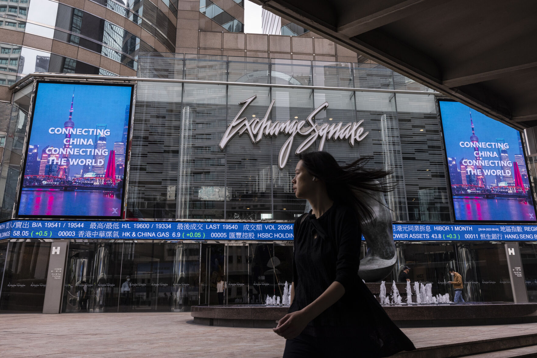 <p>A pedestrian passes by the Hong Kong Stock Exchange electronic screen in Hong Kong, Wednesday, April 26, 2023. Asian shares are trading mostly lower, as worries about the health of global economies grew after a tumble on Wall Street despite some better-than-expected earnings reports. (AP Photo/Louise Delmotte)</p>   PHOTO CREDIT: Louise Delmotte - staff, AP