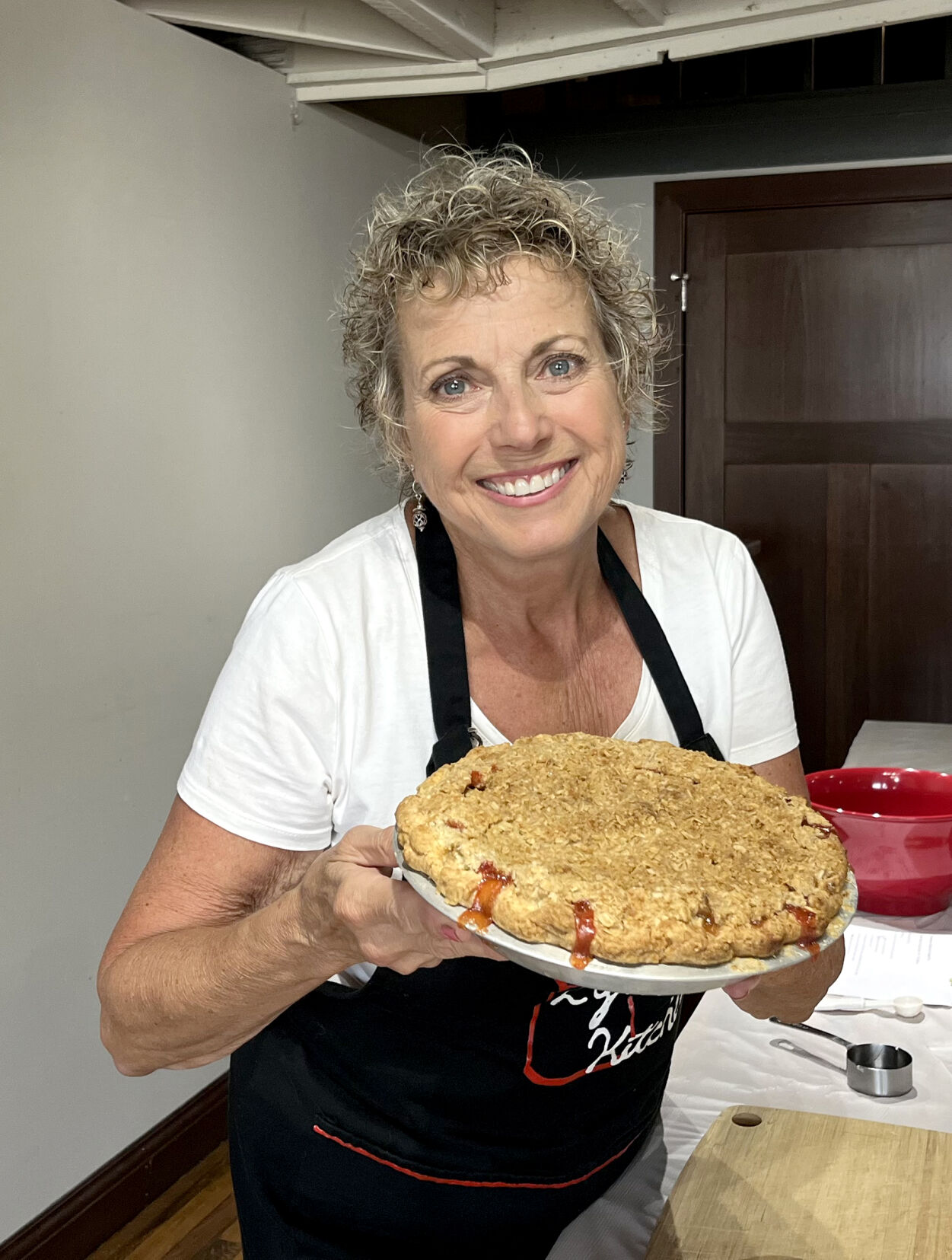 Lynnies’ Kitchen owner Lynn Kaufman holds a rhubarb pie.    PHOTO CREDIT: Contributed