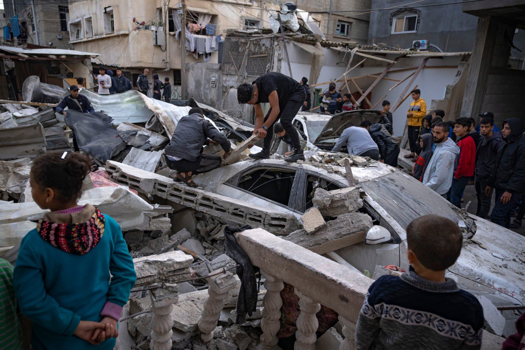 <p>Palestinians inspect a house after it was hit by an Israeli bombardment on Rafah, southern Gaza Strip, Wednesday, Dec. 20, 2023. (AP Photo/Fatima Shbair)</p>   PHOTO CREDIT: Fatima Shbair 