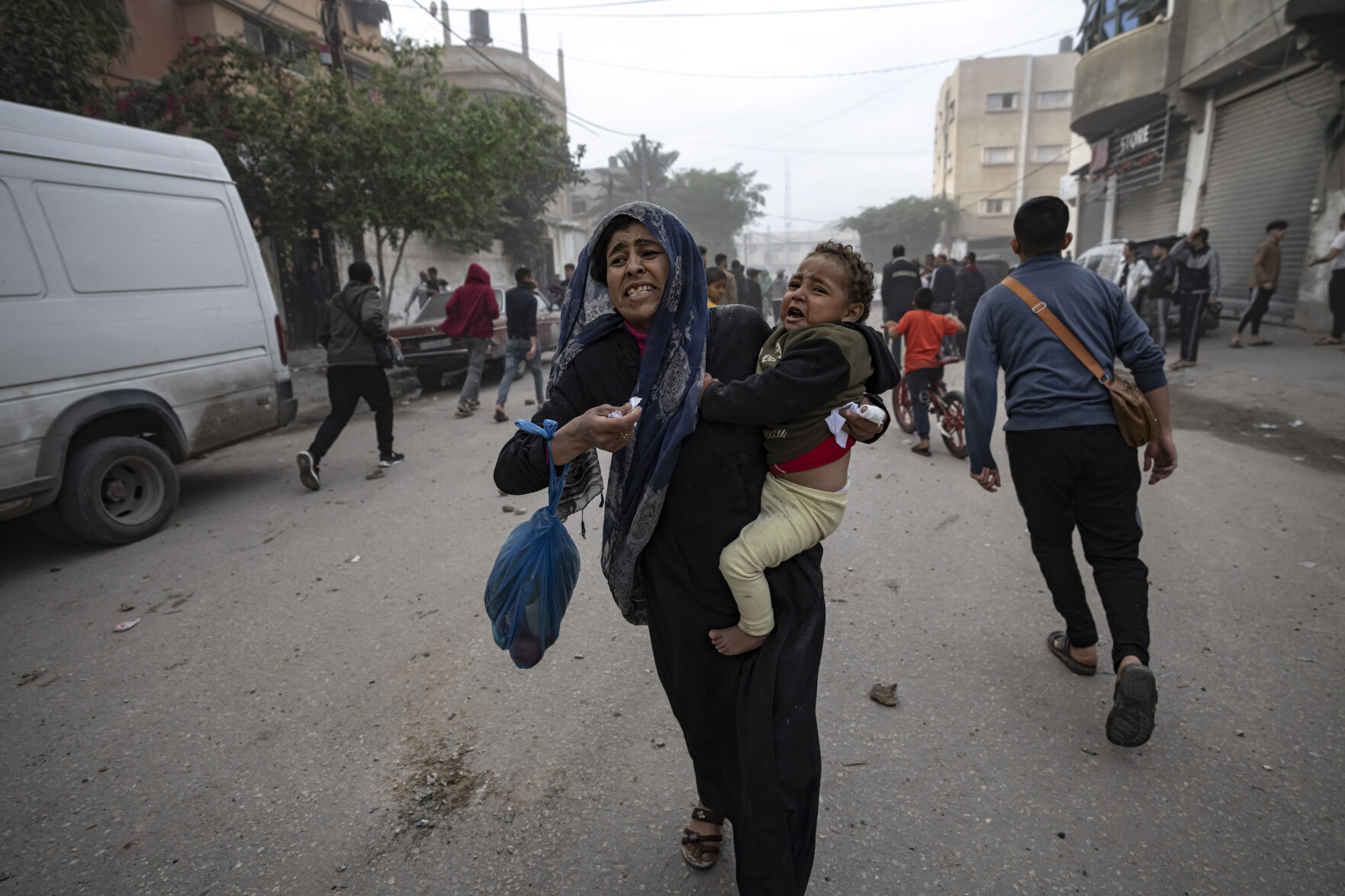 <p>Palestinians evacuate from a site hit by an Israeli bombardment on Rafah, southern Gaza Strip, Wednesday, Dec. 20, 2023. (AP Photo/Fatima Shbair)</p>   PHOTO CREDIT: Fatima Shbair - staff, ASSOCIATED PRESS