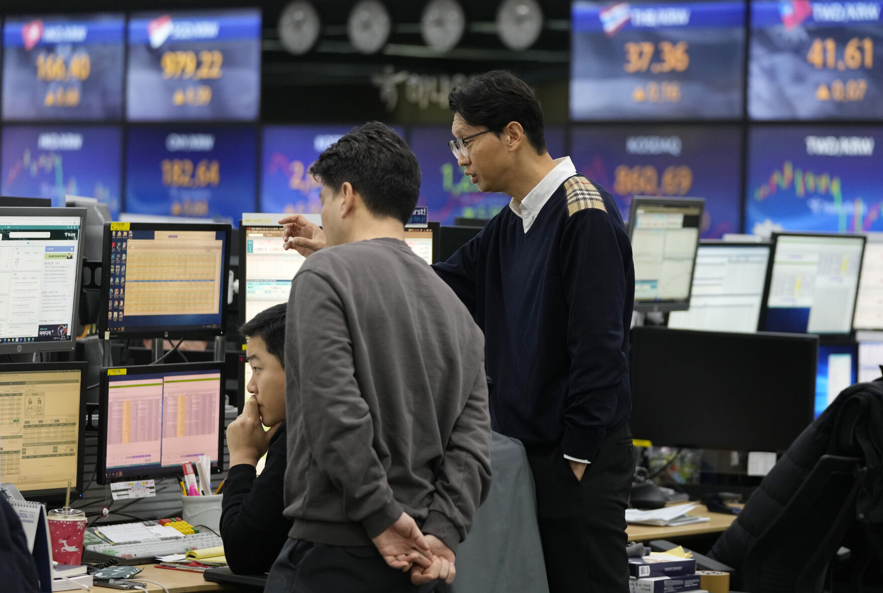 <p>Currency traders work at the foreign exchange dealing room of the KEB Hana Bank headquarters in Seoul, South Korea, Friday, Dec. 22, 2023. Shares were mostly higher in Asia on Friday after several strong profit reports helped Wall Street claw back most of its sharp loss from day before. (AP Photo/Ahn Young-joon)</p>   PHOTO CREDIT: Ahn Young-joon - staff, ASSOCIATED PRESS