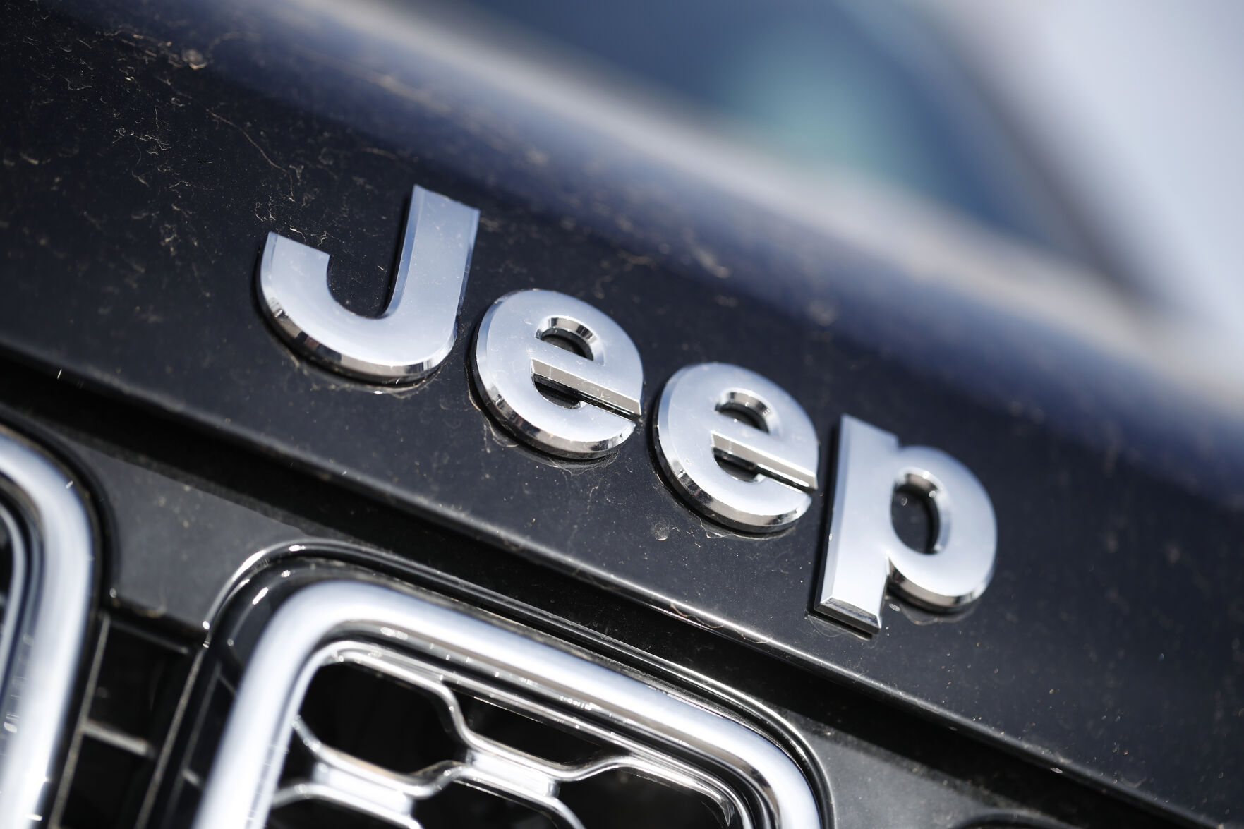 <p>FILE = This April 15, 2018 photo shows the Jeep logo in the south Denver suburb of Englewood, Colo. Chrysler is recalling more than 330,00 Jeep Grand Cherokees, Wednesday, Feb. 28, 2024, because of a steering wheel issue that may cause drivers to lose control of their vehicles. The recall is for 338,238 of Chrysler’s 2021-2023 Jeep Grand Cherokee L and 2022-2023 Jeep Grand Cherokee vehicles. (AP Photo/David Zalubowski)</p>   PHOTO CREDIT: David Zalubowski 
