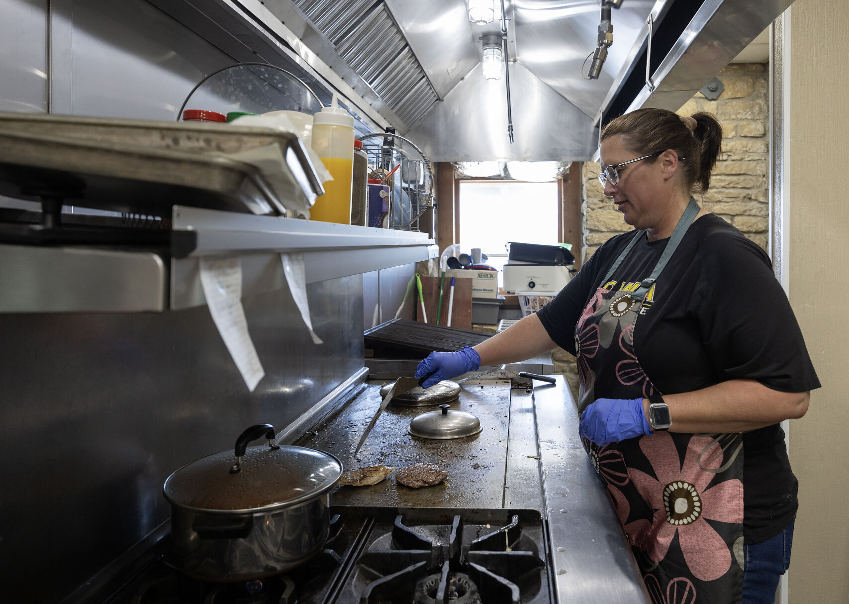 Owner Ann Moore cooks lunch on the griddle at the Driftwood Diner in Guttenberg, Iowa, on Thursday, Feb. 29, 2024.    PHOTO CREDIT: Stephen Gassman