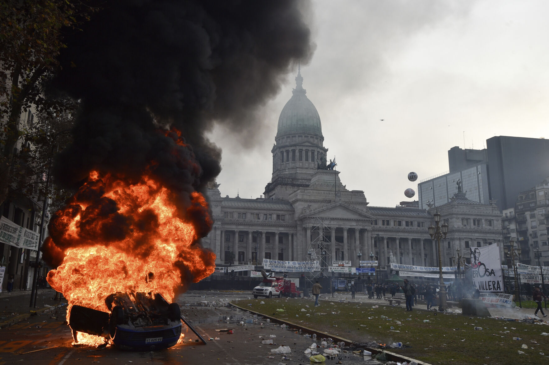 <p>A car burns during clashes between police and anti-government protesters outside Congress, where lawmakers debate a reform bill promoted by Argentine President Javier Milei in Buenos Aires, Argentina, Wednesday, June 12, 2024. (AP Photo/Gustavo Garello)</p>   PHOTO CREDIT: Gustavo Garello