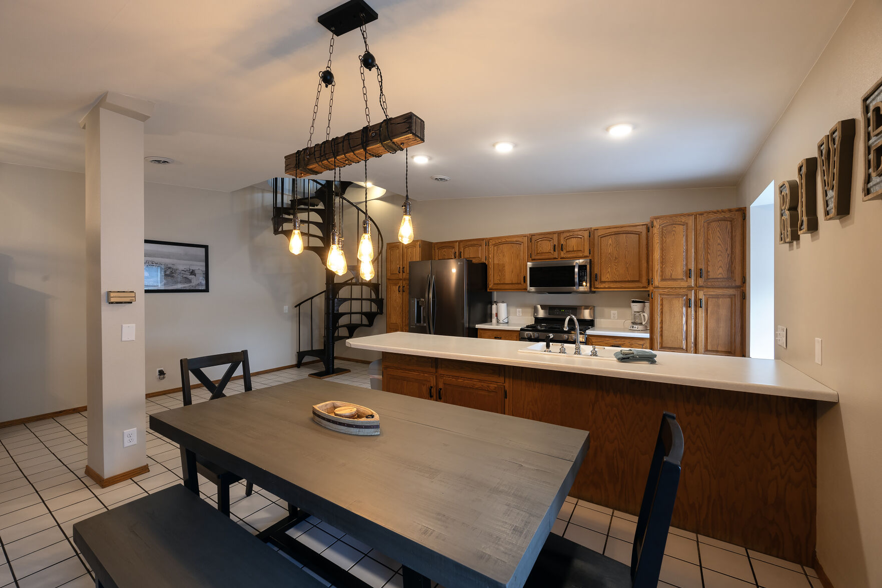 The kitchen and dining area in one of the suites at River Rock Inn in Bellevue, Iowa.    PHOTO CREDIT: Gassman