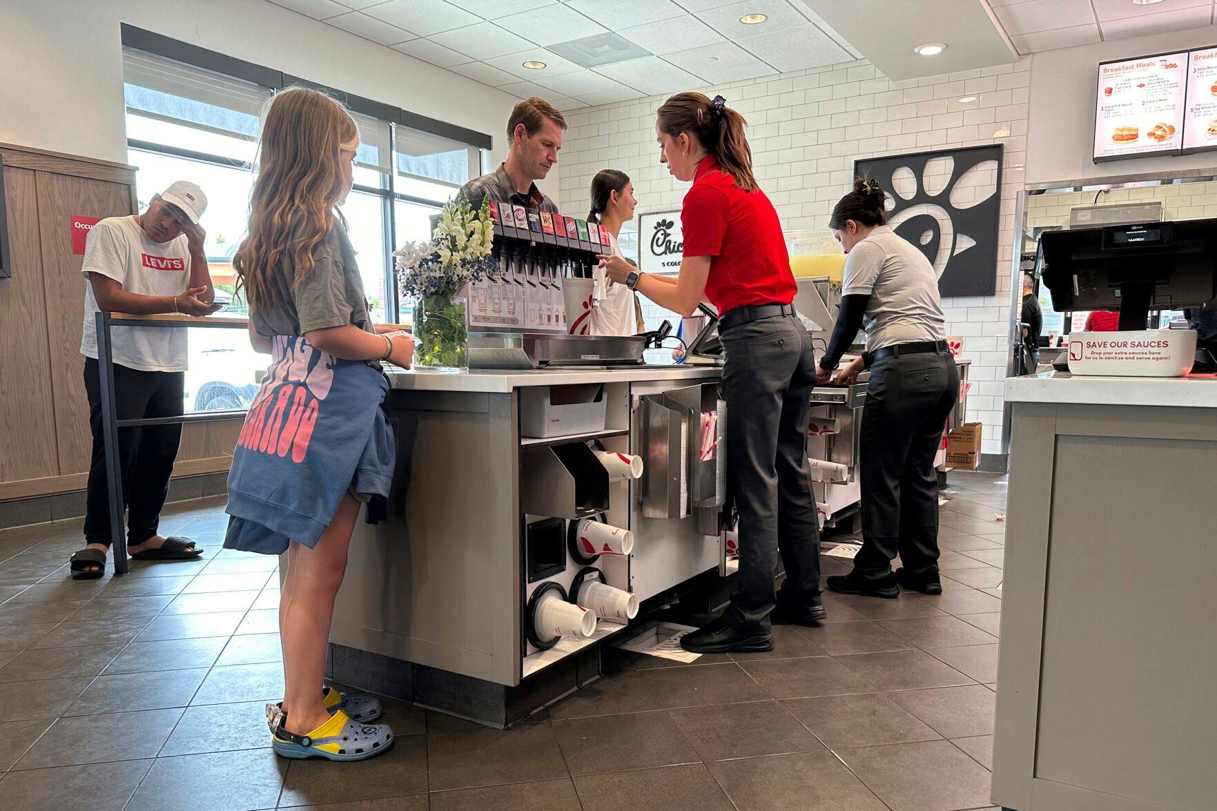 <p>Workers serve customers at a fast food restaurant Thursday, June 27, 2024, in southeast Denver. On Thursday, July 11, 2024, the Labor Department issues its report on inflation at the consumer level in June. (AP Photo/David Zalubowski)</p>   PHOTO CREDIT: David Zalubowski