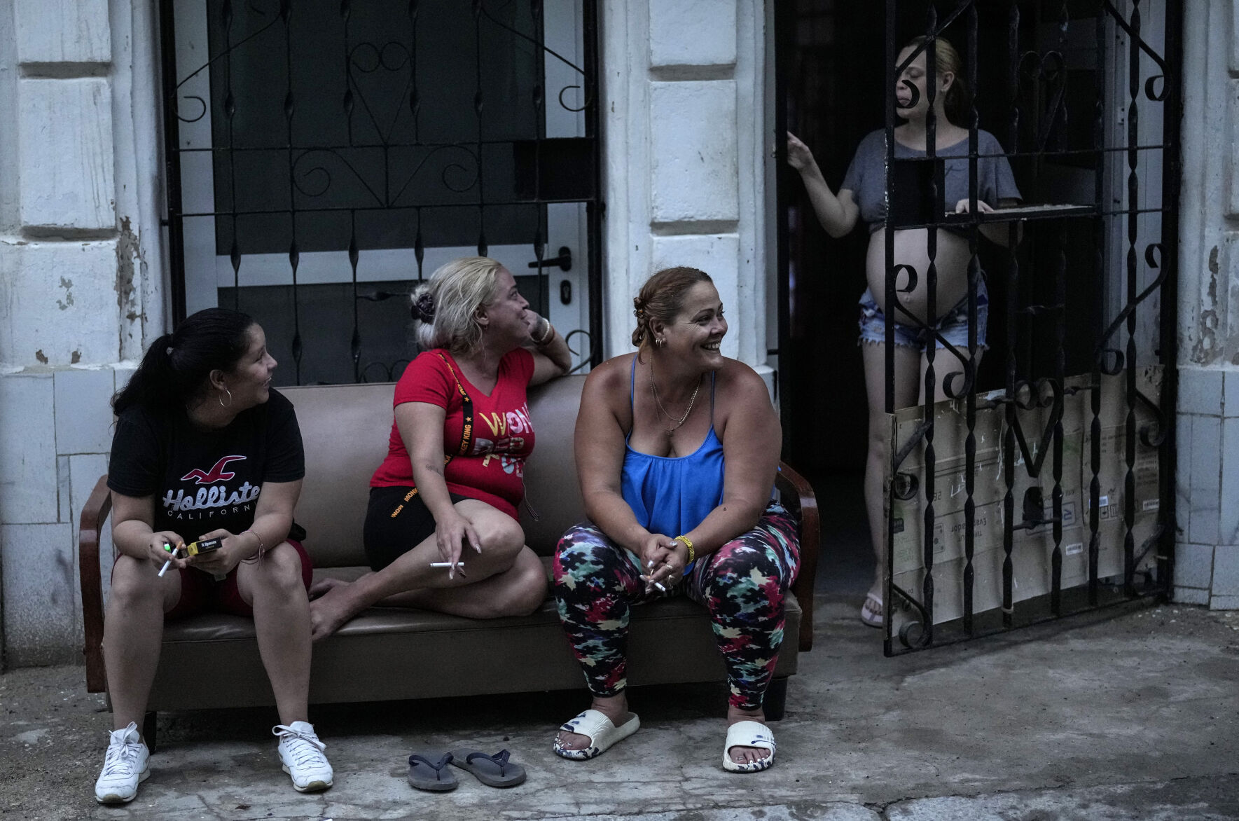 <p>Residents pass the time during a massive blackout after a major power plant failed in Havana, Cuba, Friday, Oct. 18, 2024. (AP Photo/Ramon Espinosa)</p>   PHOTO CREDIT: Ramon Espinosa - staff, ASSOCIATED PRESS