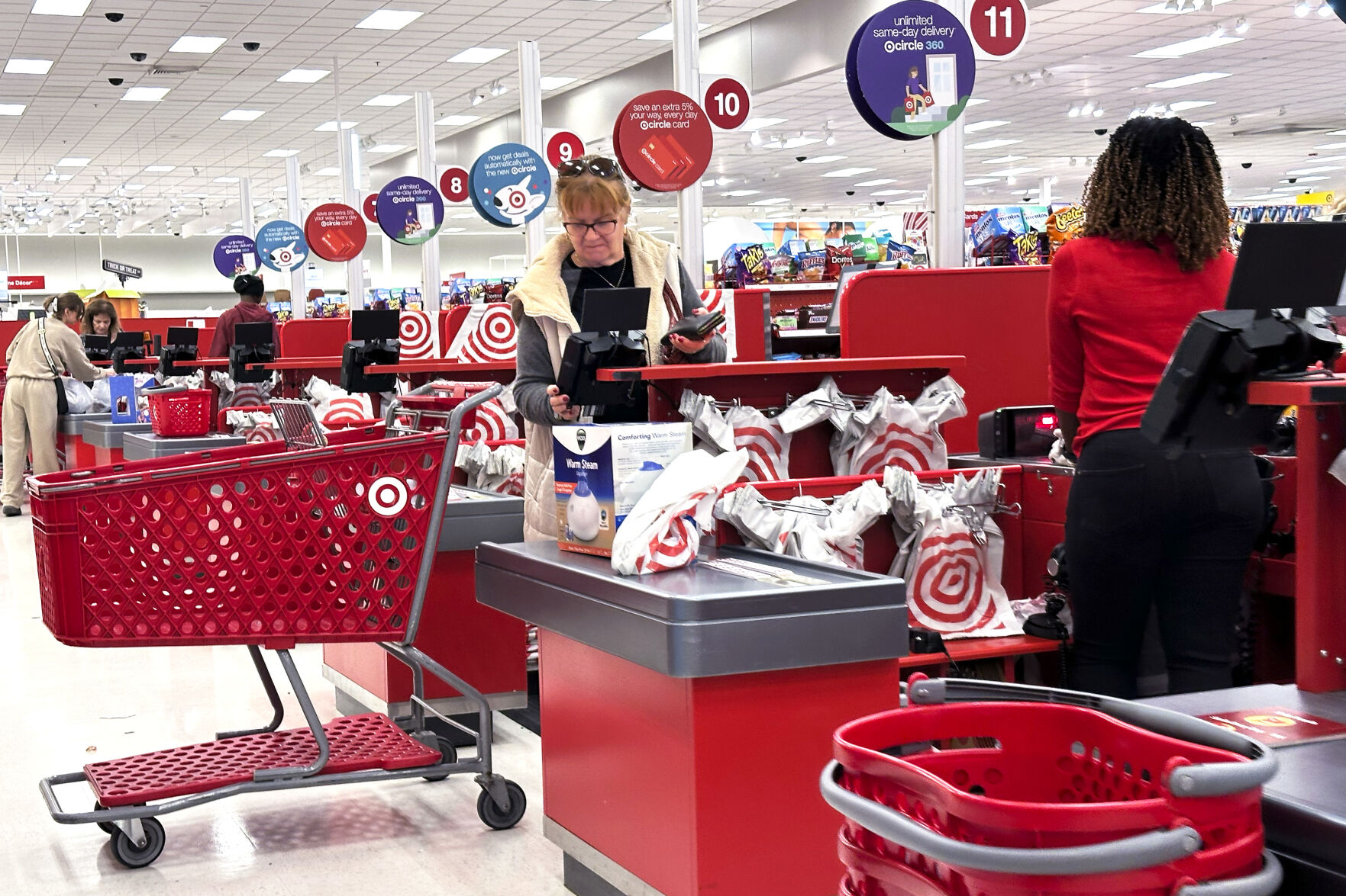 <p>A shopper checks out at a cash register in a grocery store in Glenview, Ill., Sunday, Oct. 27, 2024. (AP Photo/Nam Y. Huh)</p>   PHOTO CREDIT: Nam Y. Huh - staff, ASSOCIATED PRESS