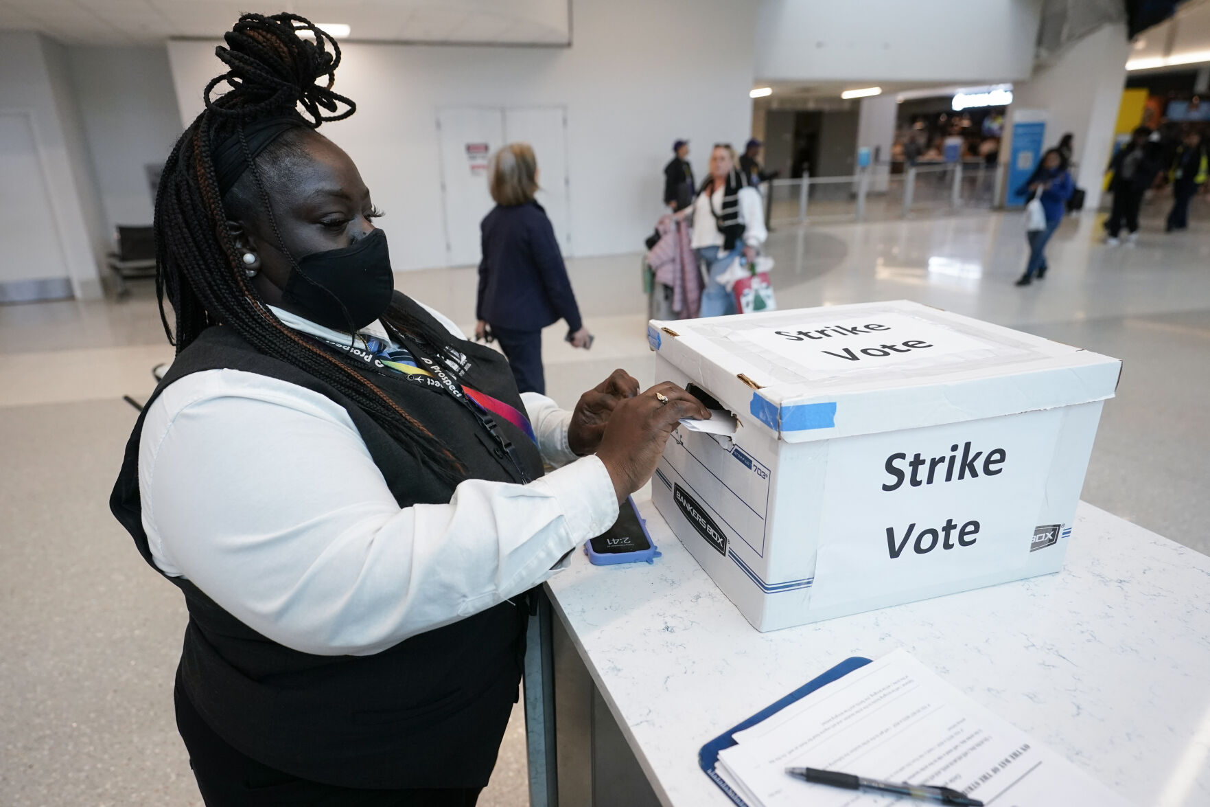 <p>LaQuanda Harvey, a Prospect airport service worker, votes in favor of a strike at Charlotte Douglas International Airport, Friday, Nov. 22, 2024, in Charlotte, N.C. (AP Photo/Erik Verduzco)</p>   PHOTO CREDIT: Erik Verduzco 