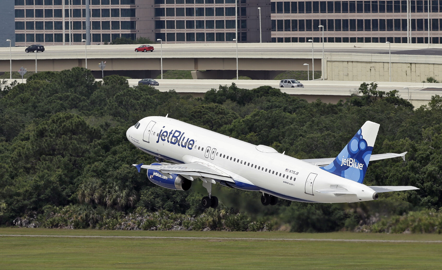 2 bodies are found in the landing gear of JetBlue plane at Florida